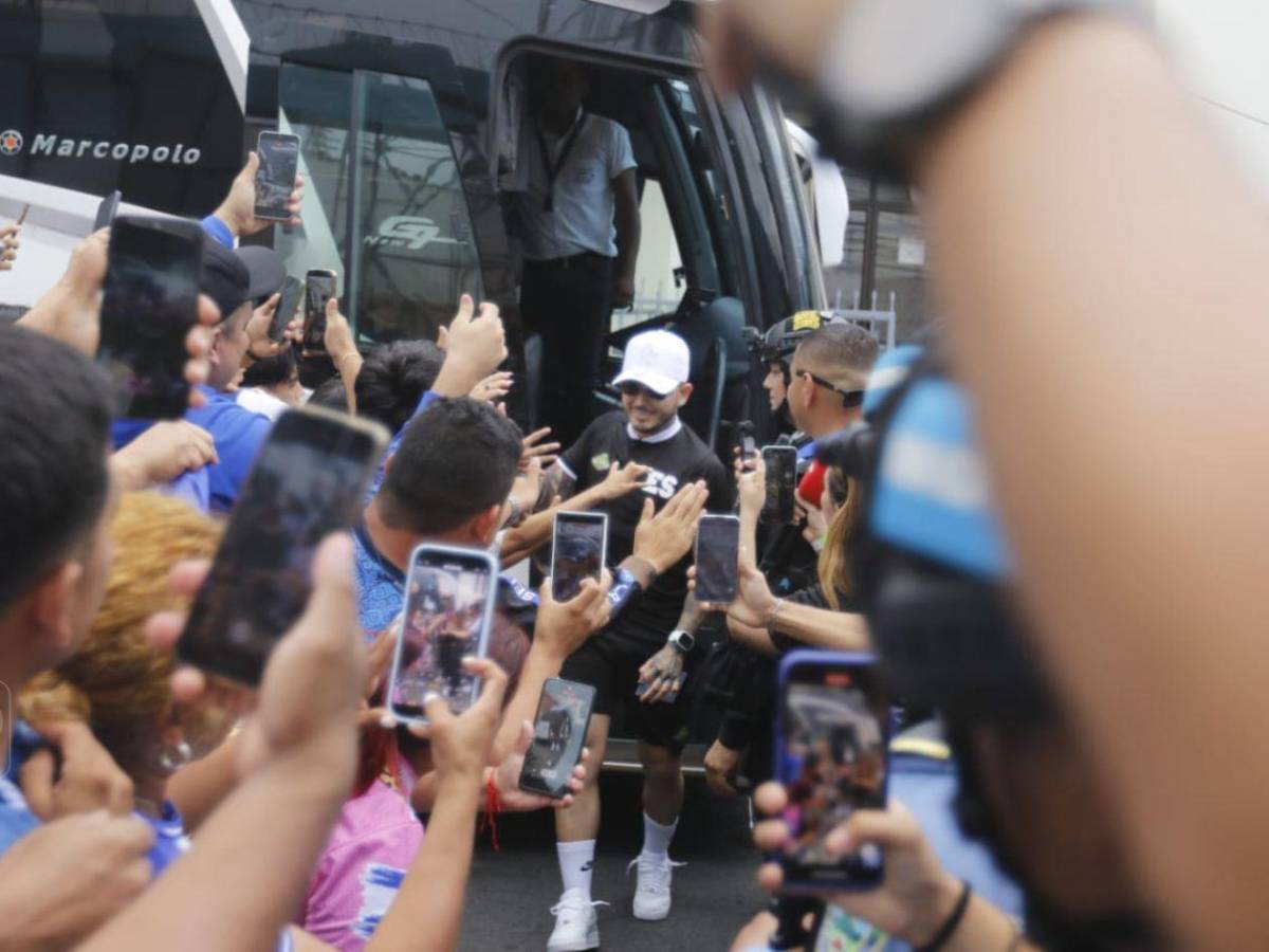 Selección Salvadoreña de Tiktokers desata furor en su llegada al Morazán