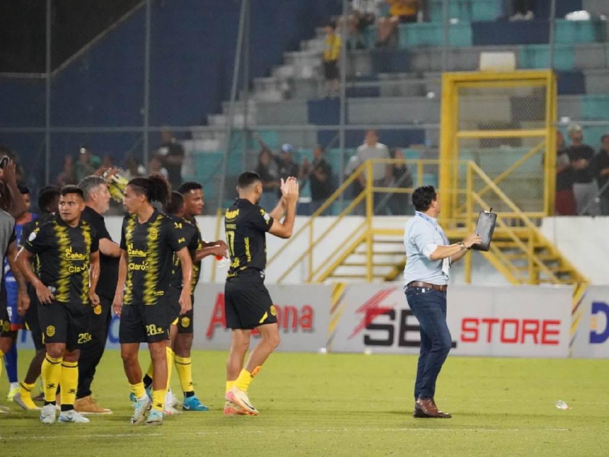 Alegría del Real España, chicas, susto con jugador y gesto de Jeaustin