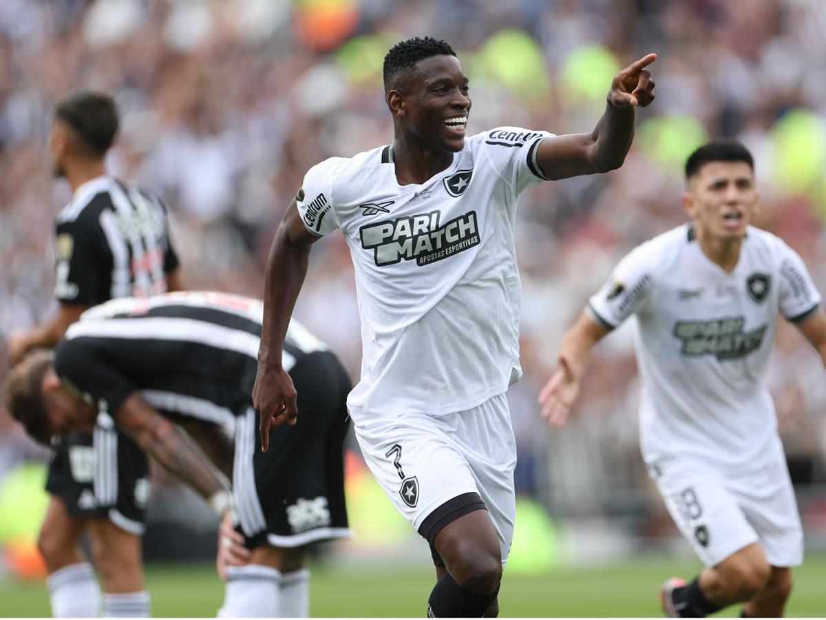 Luiz Henrique celebrando su gol que puso en ventaja al Botafogo.