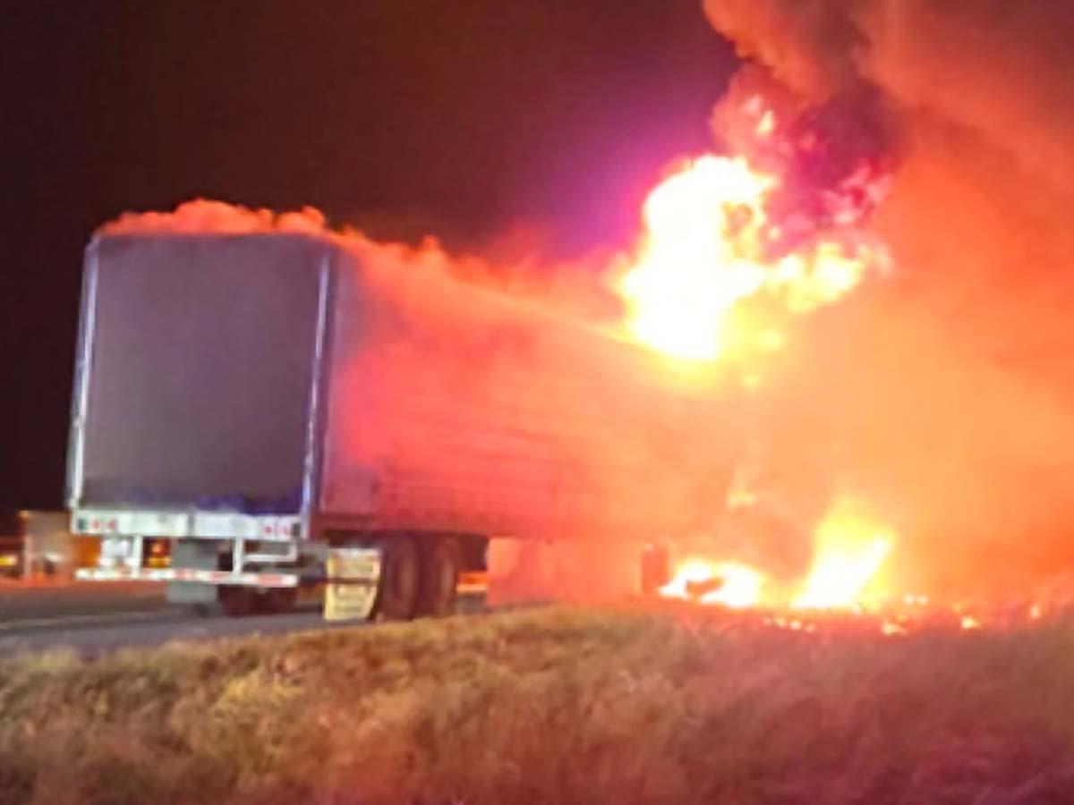 Rescatan a 39 migrantes de tráiler en llamas tras persecución policial en Texas