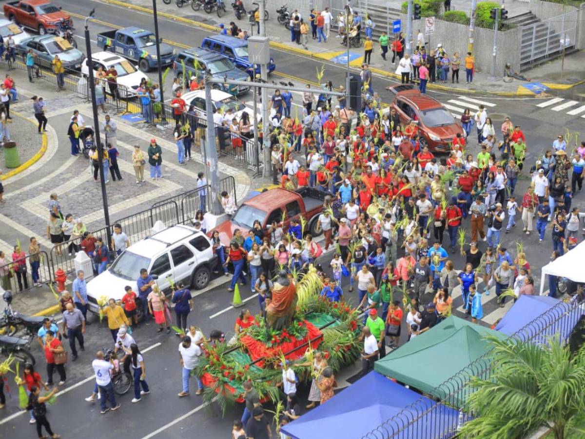 Tradición y fe: feligreses de San Pedro Sula celebran el Domingo de Ramos