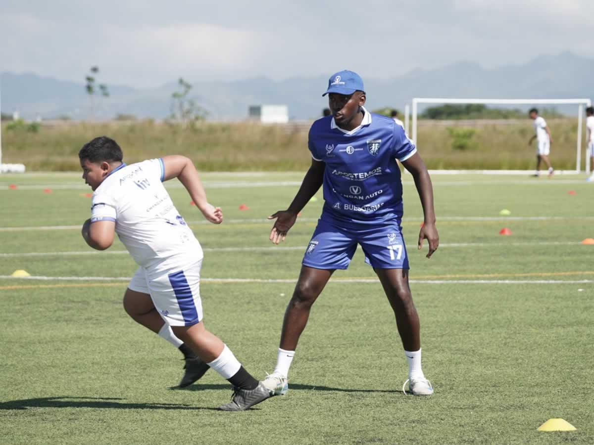 Alberth Elis estuvo trabajando con los niños que forman parte de la clínica deportiva en La Paz.