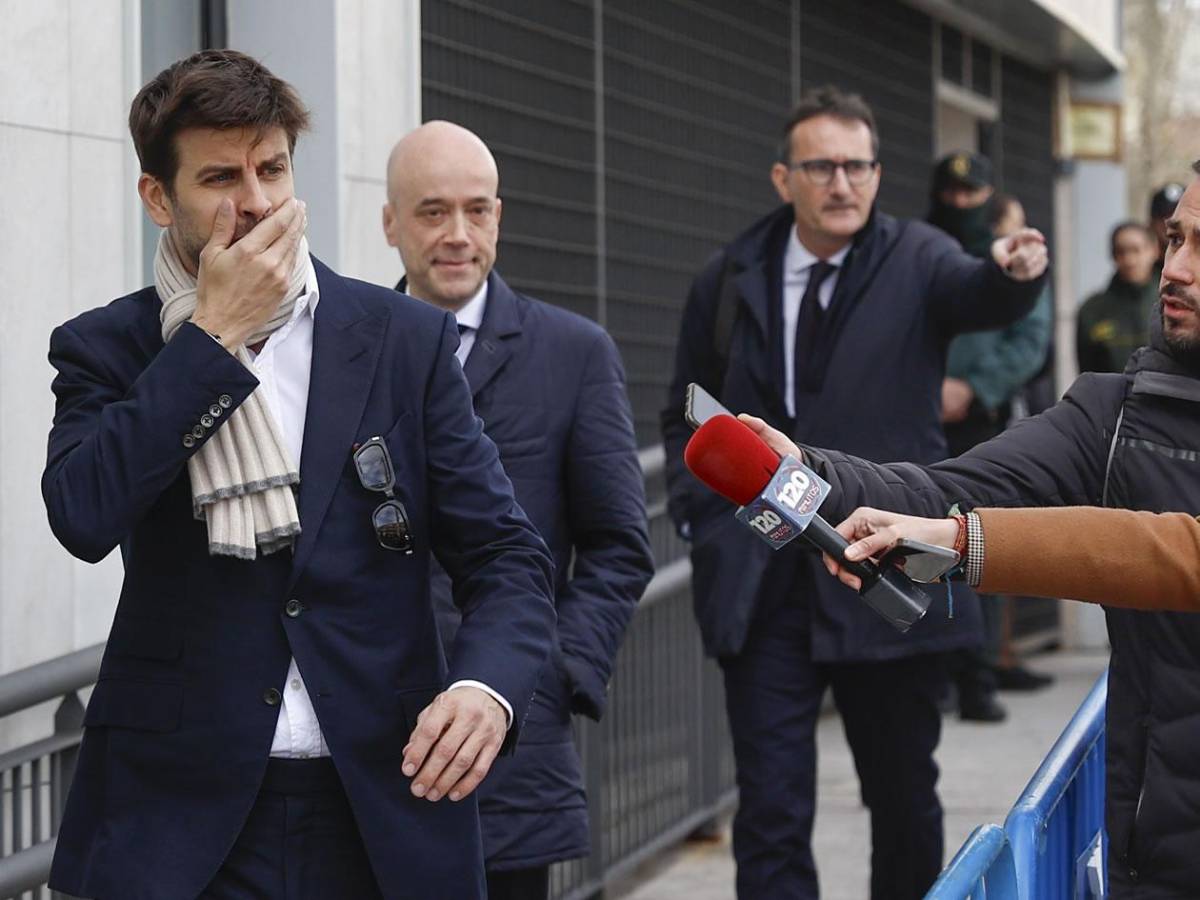 Gerard Piqué rompe a llorar ante el juez, mientras Shakira factura