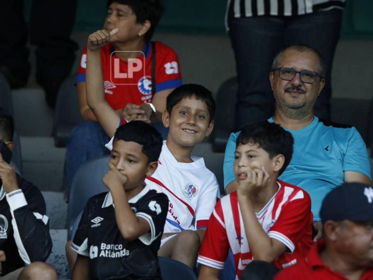 Aficionado disfrazado de jeque, bellas chicas y ambientazo en el Francisco Morazán