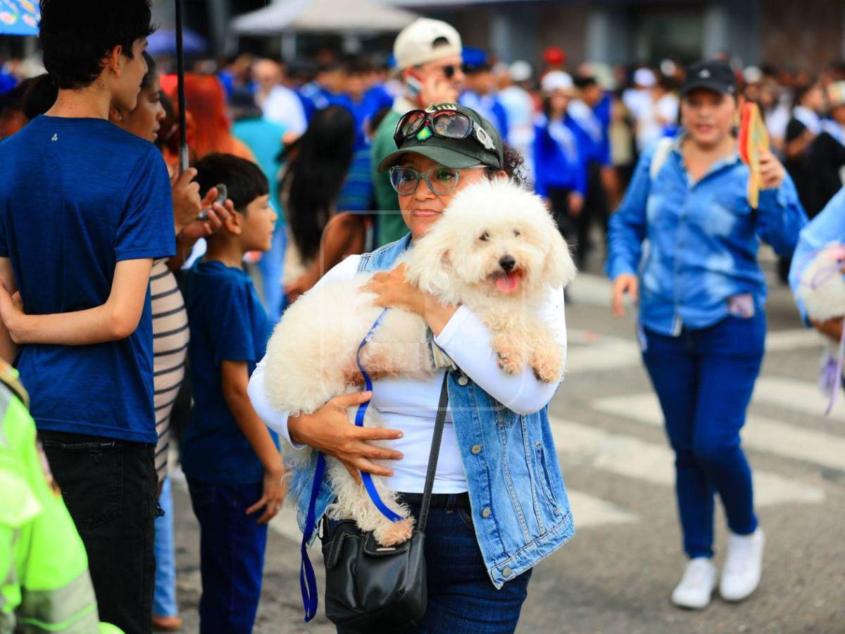 Sorpresivo saludo, abuela abnegada y guapa maestra: lo que no se vio de los desfiles en Honduras