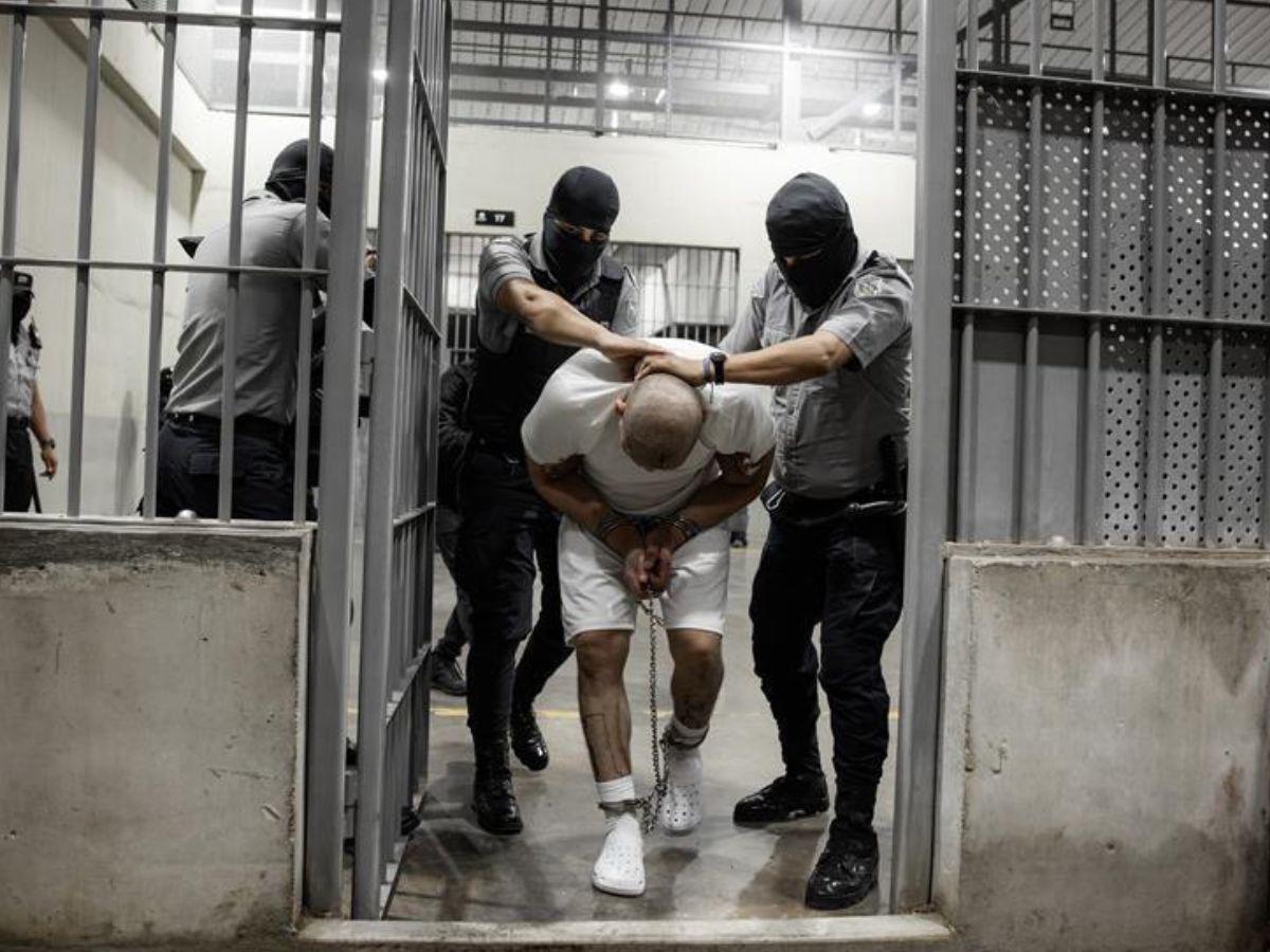 Palizas, humillaciones y amenazas: revelan torturas a migrantes en la megacárcel