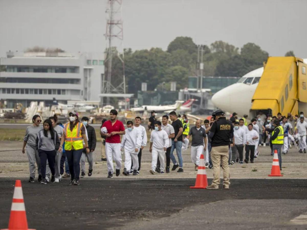 Inmigrantes denuncian maltratos y abandonan tras ser deportados de EE.UU. a África