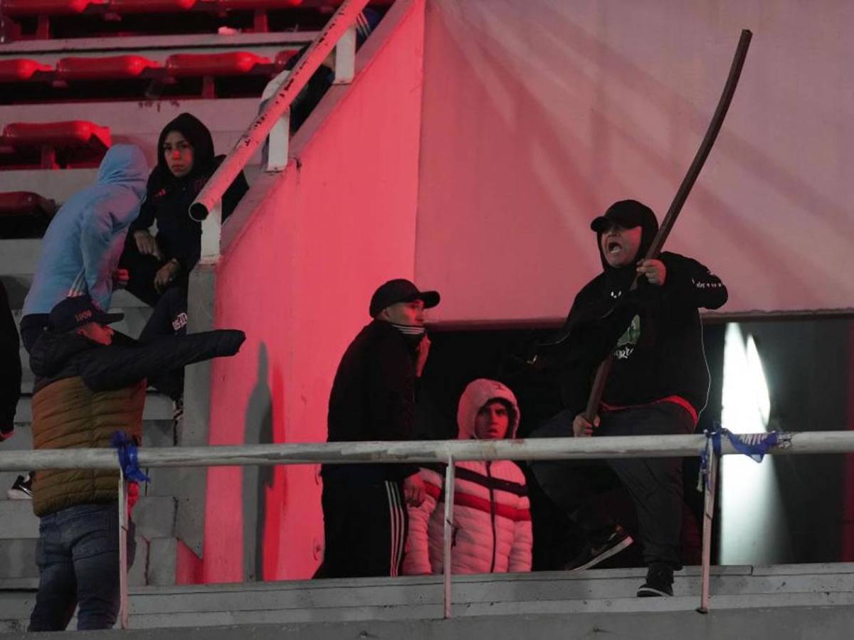 Imágenes sensibles: pelea de barras de Independiente y U de Chile deja heridos de gravedad