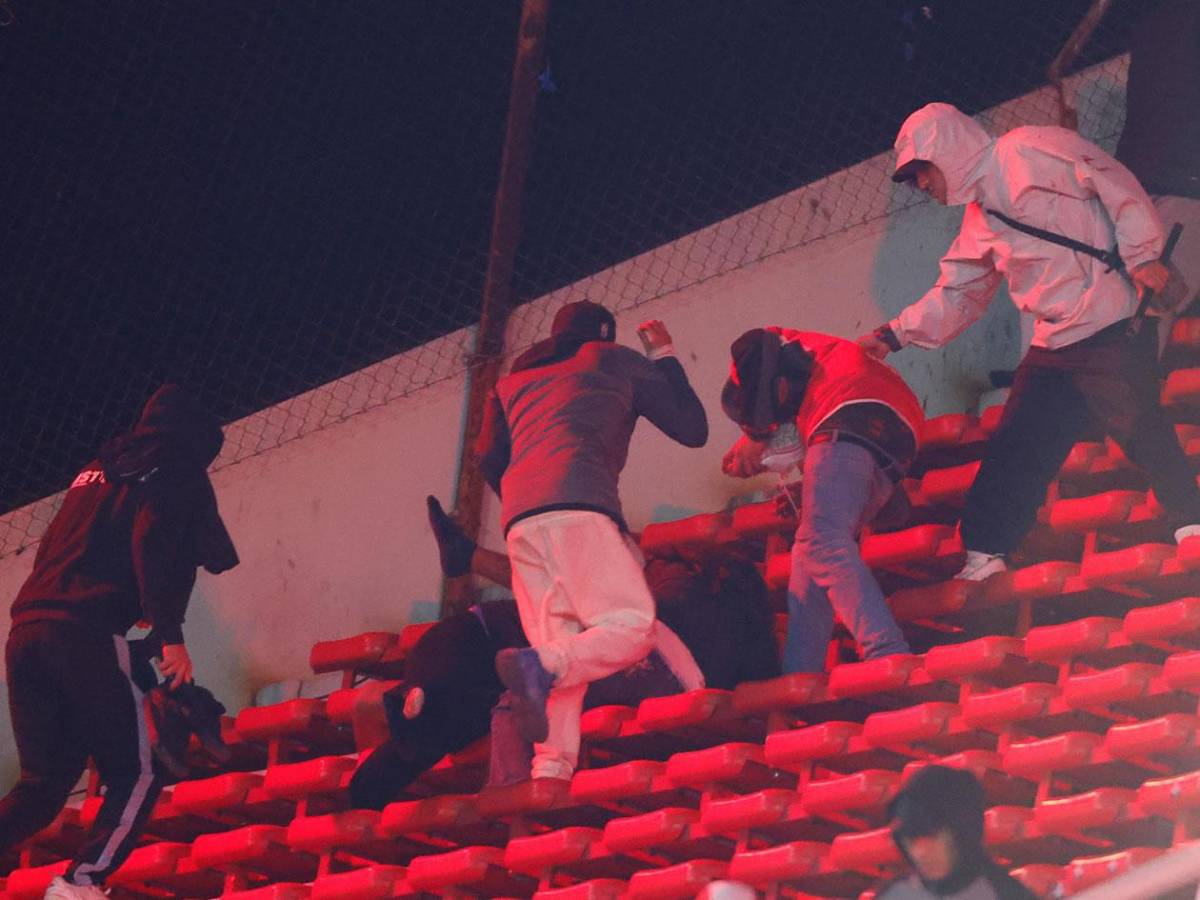 Imágenes sensibles: pelea de barras de Independiente y U de Chile deja heridos de gravedad