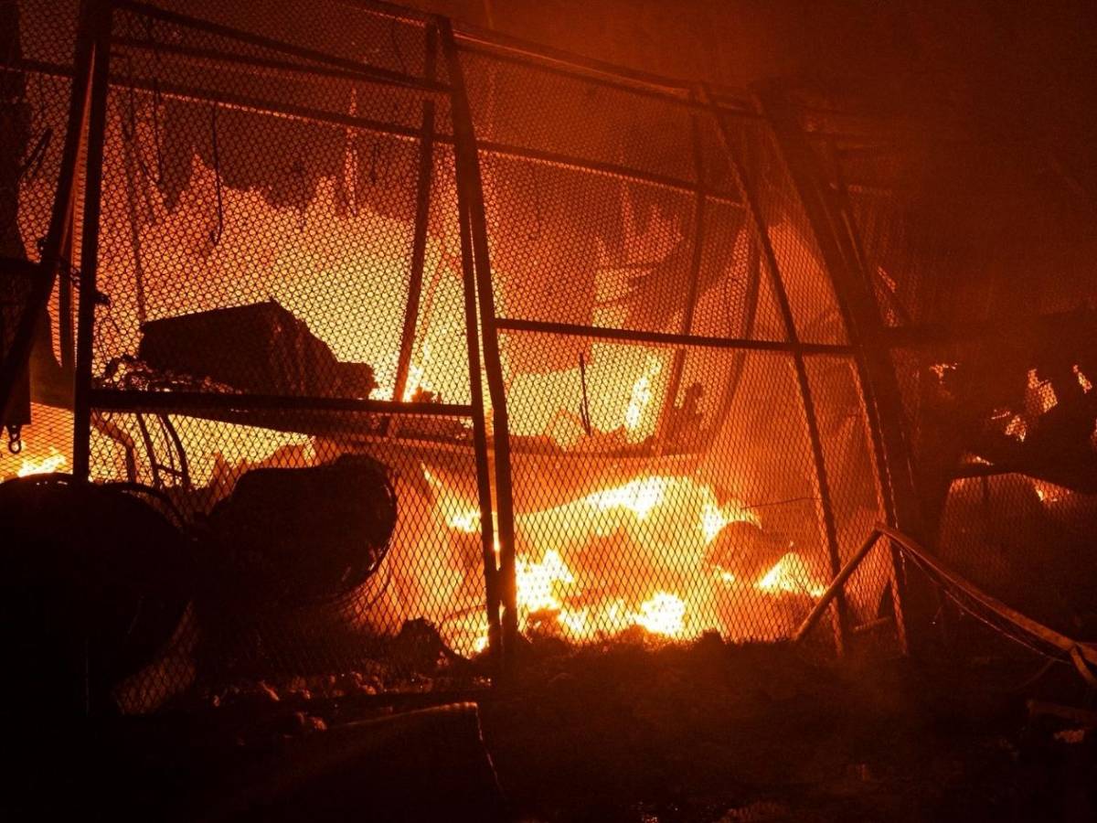 “Quedamos en cero, pero con vida”: testimonios de comerciantes que perdieron todo en incendio del mercado Medina
