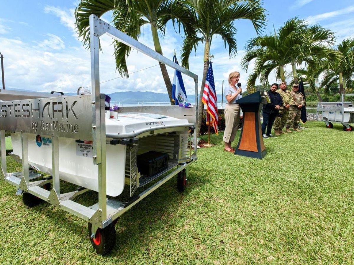 Estados Unidos dona a El Salvador drones acuáticos para limpiar un lago
