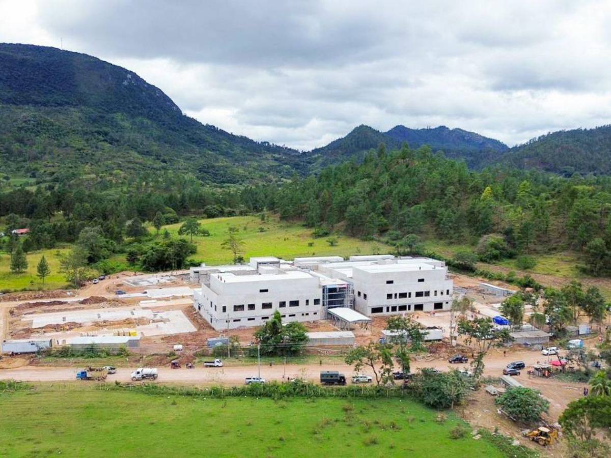 ¿Qué futuro tendrán los hospitales en construcción que deja Xiomara Castro?