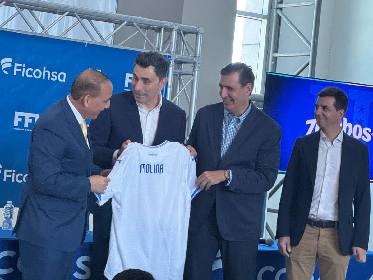 Francisco Molina y el incómodo momento en presentación con Honduras: ¿quién lo acompaña?