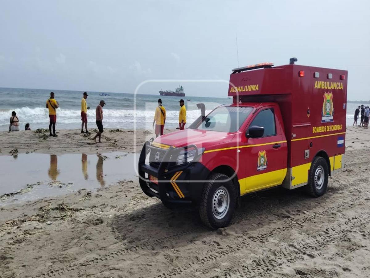 Lancha con 17 turistas se vuelca frente a Playa Bonita en Tela