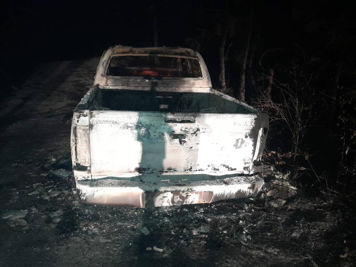 Escena donde se encontró el vehículo siniestrado y en el interior hallaron al menos dos cuerpos humanos.