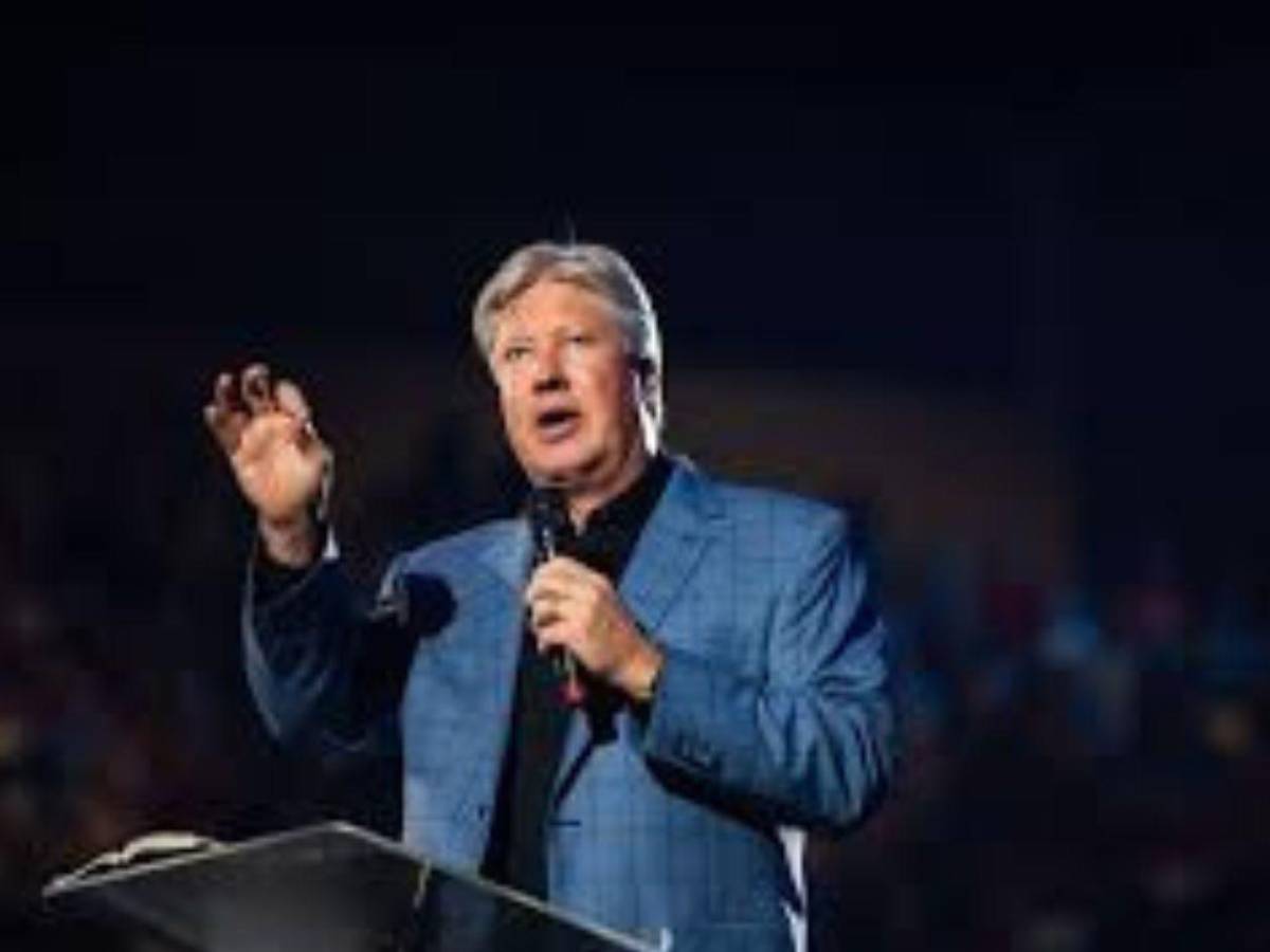 Él es Robert Morris: Pastor y consejero espiritual de Trump, condenado por abuso sexual