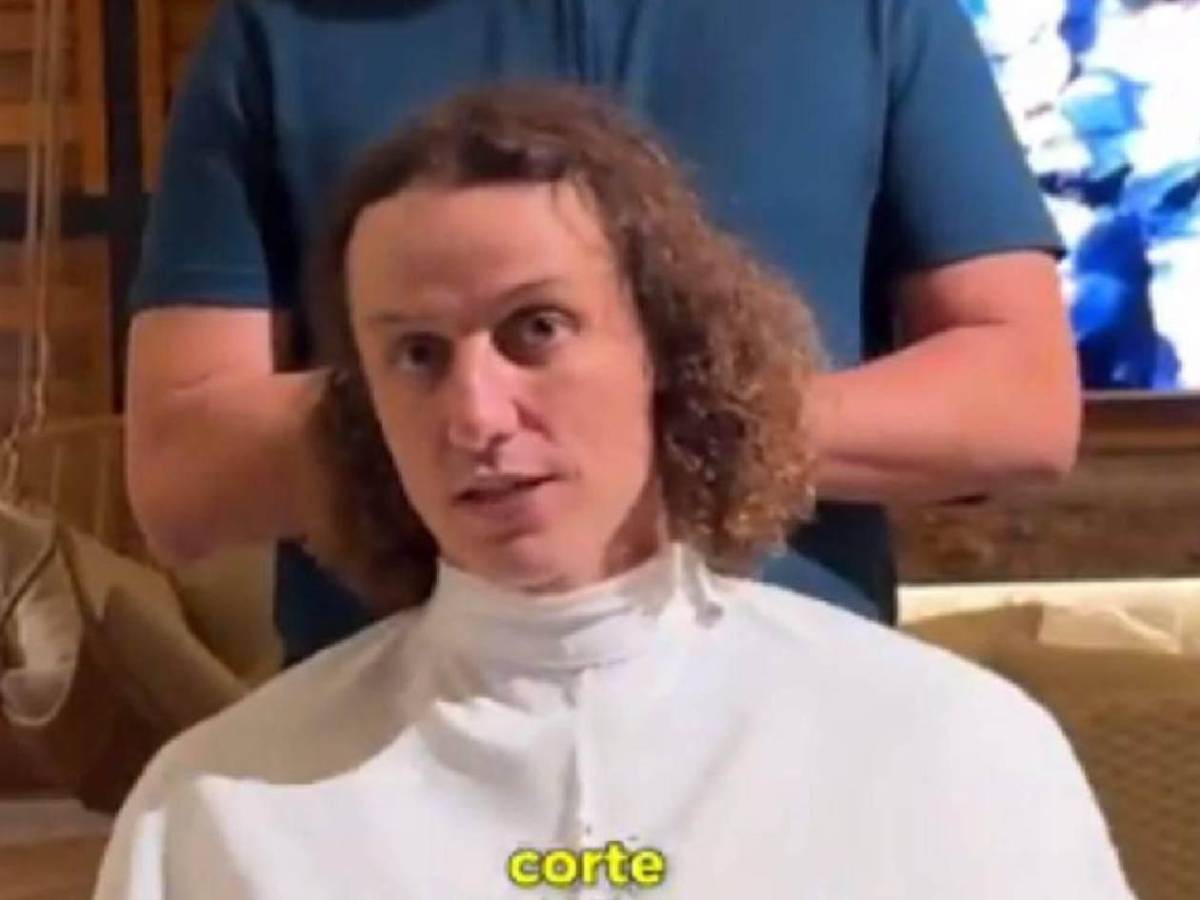 David Luiz luce irreconocible: el sorpresivo cambio de look tras cortarse el pelo