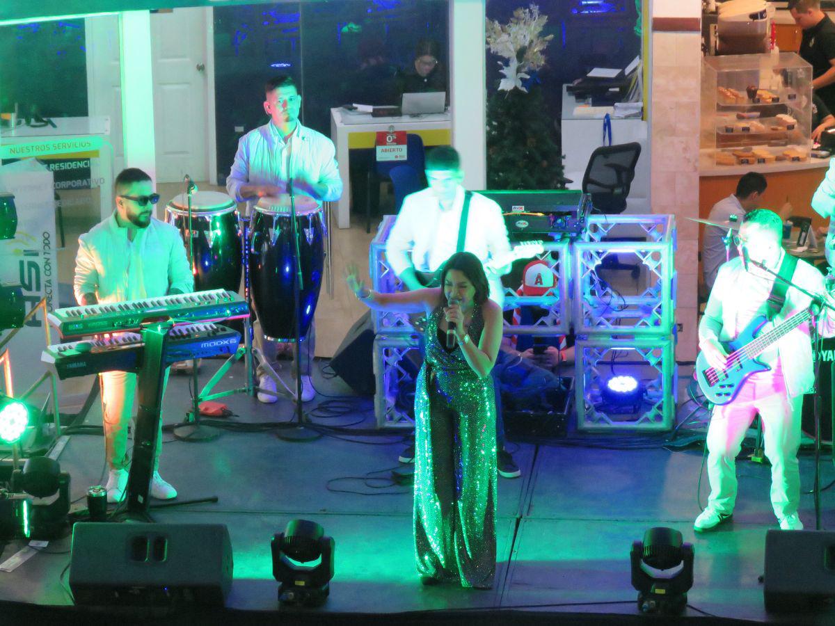 Silvia Rodríguez deleitó al público con un variedad de canciones para todos los gustos.