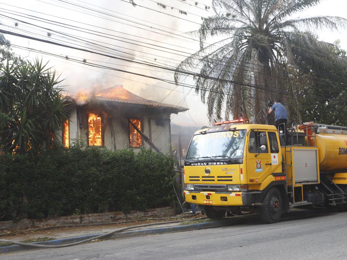 Así fueron consumidas las oficinas de iglesia evangélica en San Pedro Sula