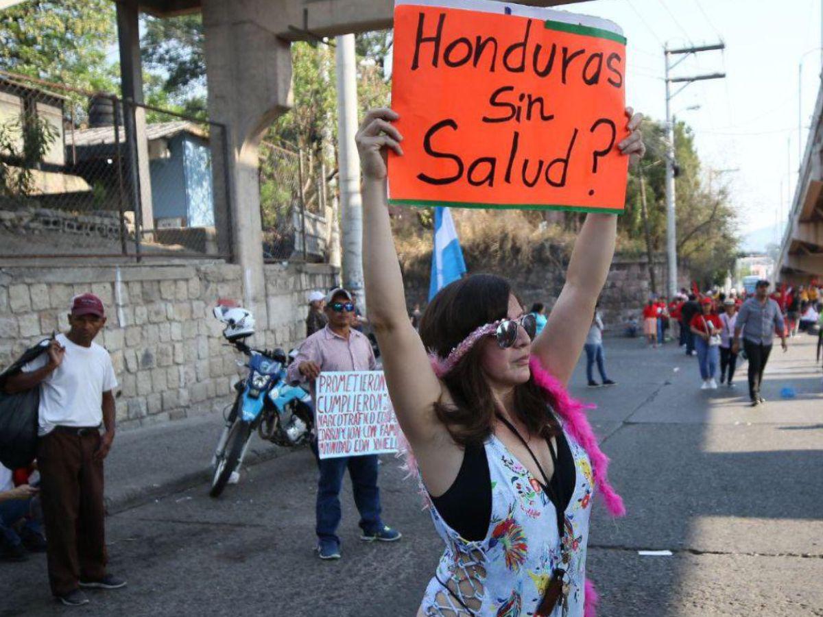 ¿Quién es la doctora hondureña que protestó en traje de baño?