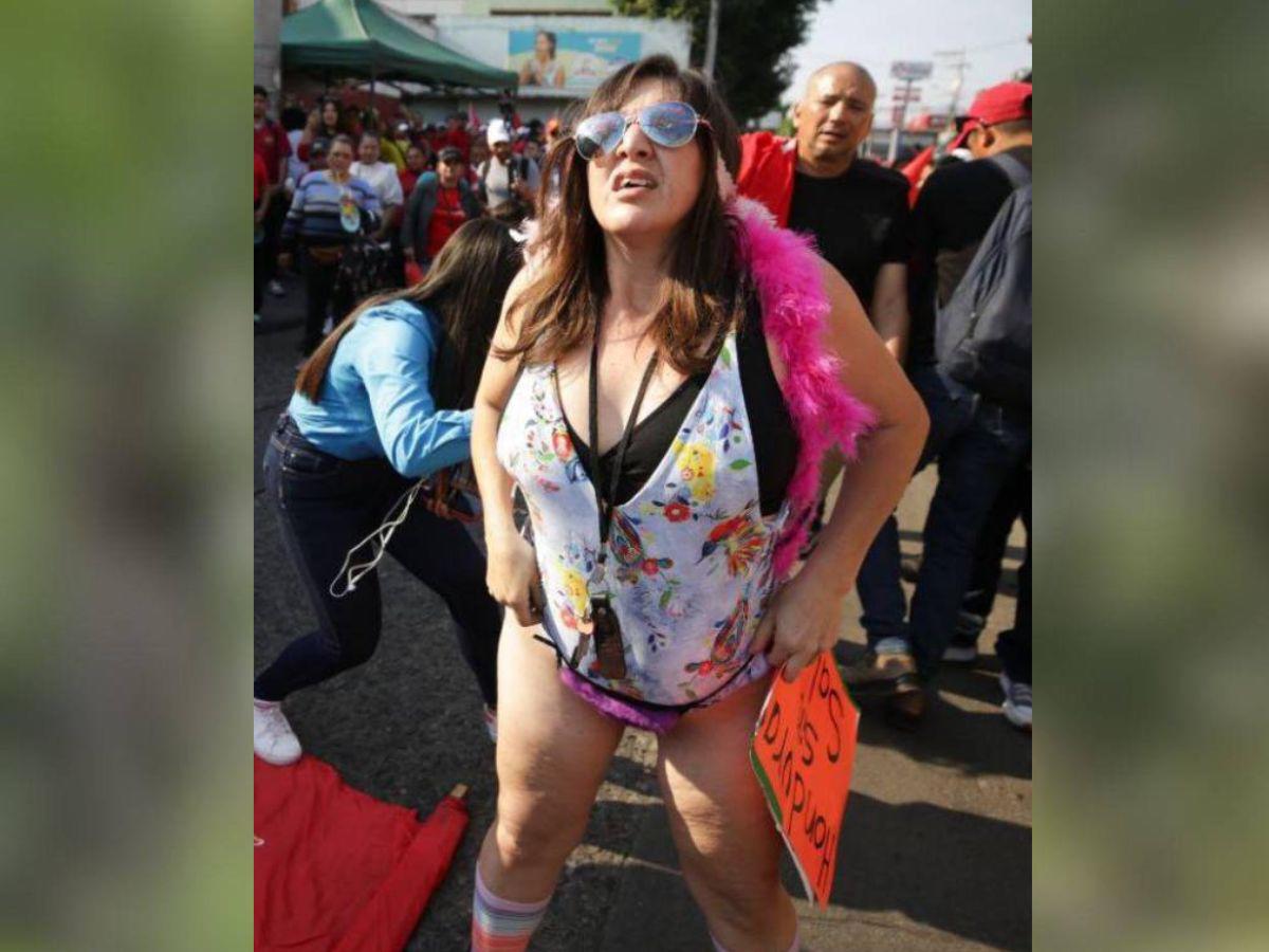 ¿Quién es la doctora hondureña que protestó en traje de baño?