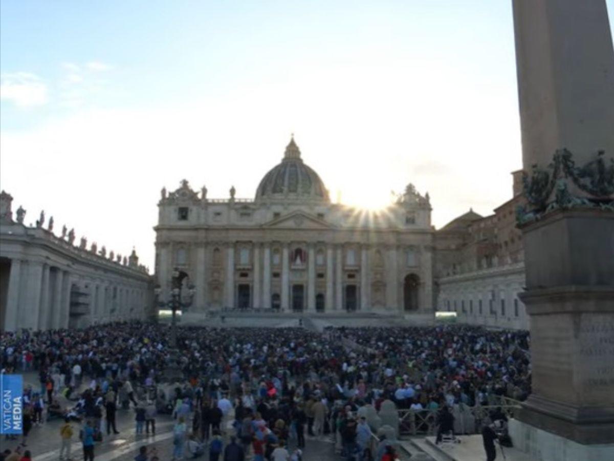 Así viven los feligreses la espera de la primera fumata del cónclave
