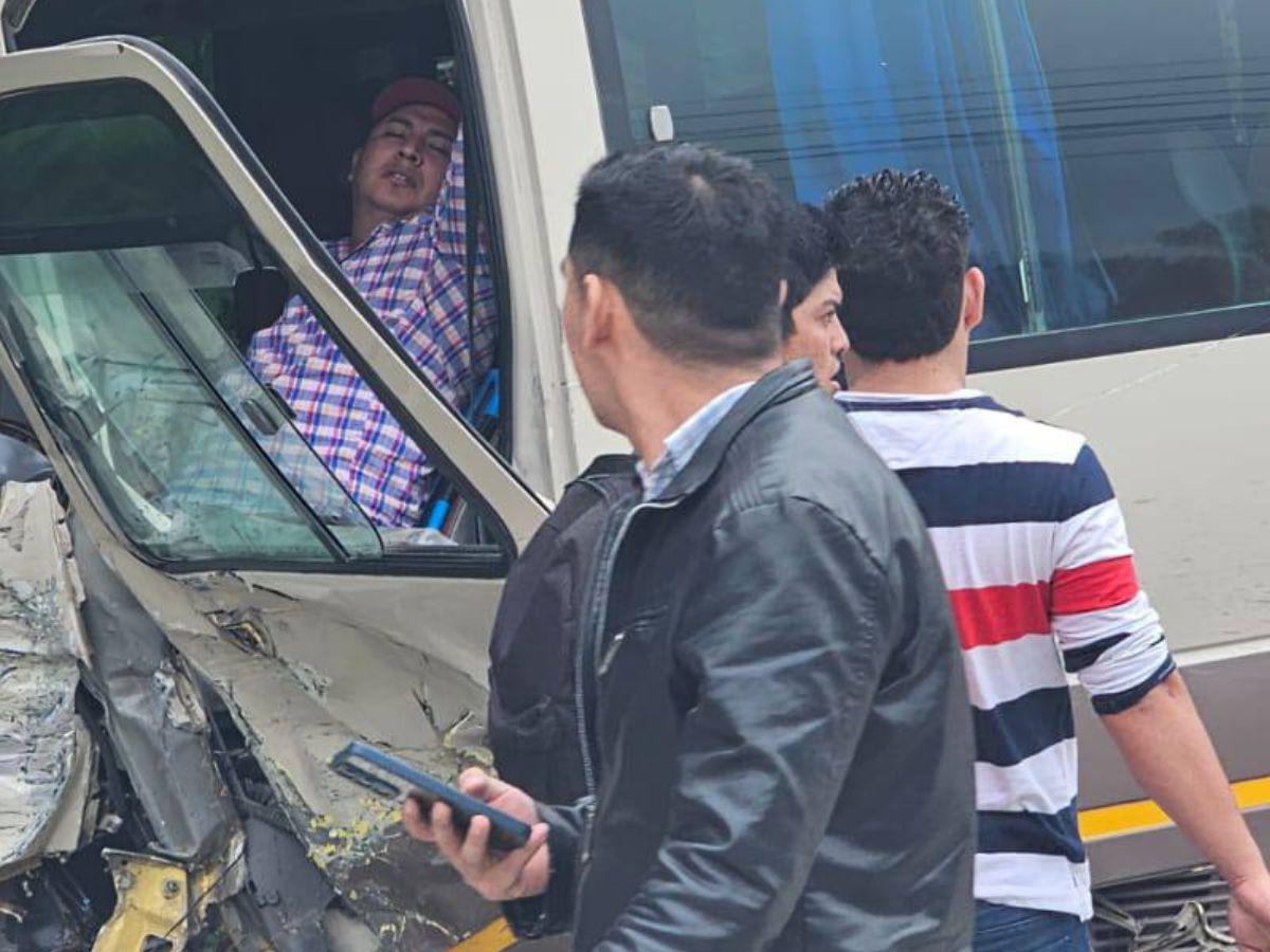 Varios heridos tras aparatoso accidente de bus y pick-up en La Jagua