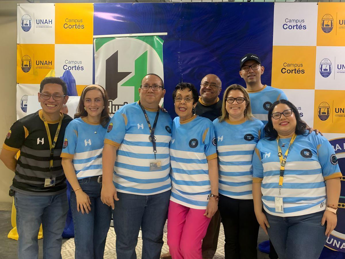 Equipo Periodismo FC presenta uniforme en homenaje al periodista René Gavarrete en Unah-Cortés