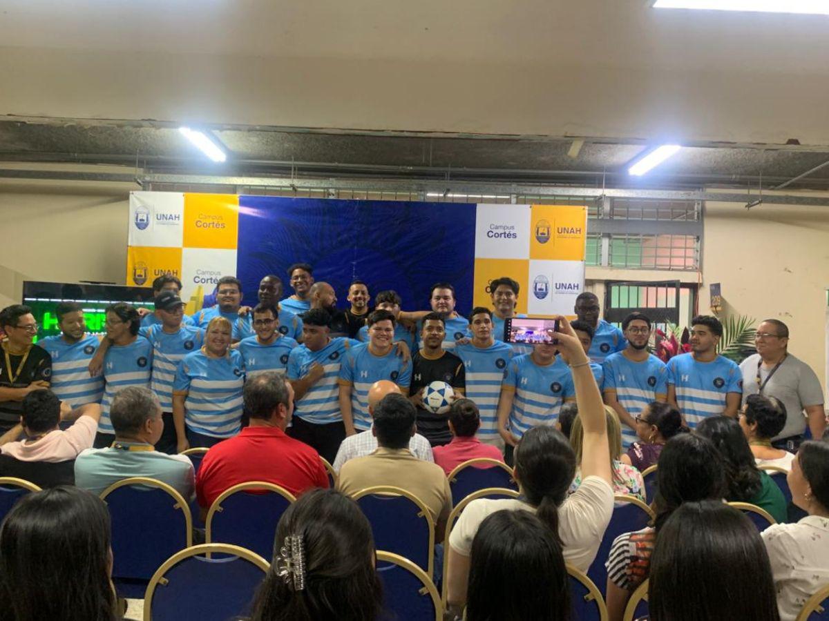 Equipo Periodismo FC presenta uniforme en homenaje al periodista René Gavarrete en Unah-Cortés