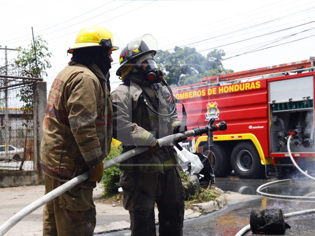 Bus rapidito de la ruta 2 se incendia tras choque con motocicleta en SPS