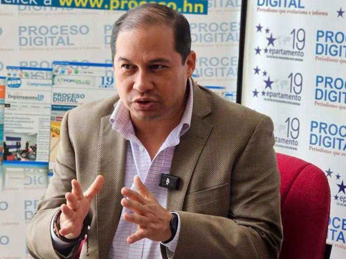 Entre aplausos y homenajes despiden al periodista Arístides Aceituno en Tegucigalpa
