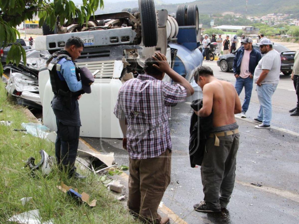 Múltiple accidente en Tegucigalpa deja varios heridos tras vuelco de una pipa de agua