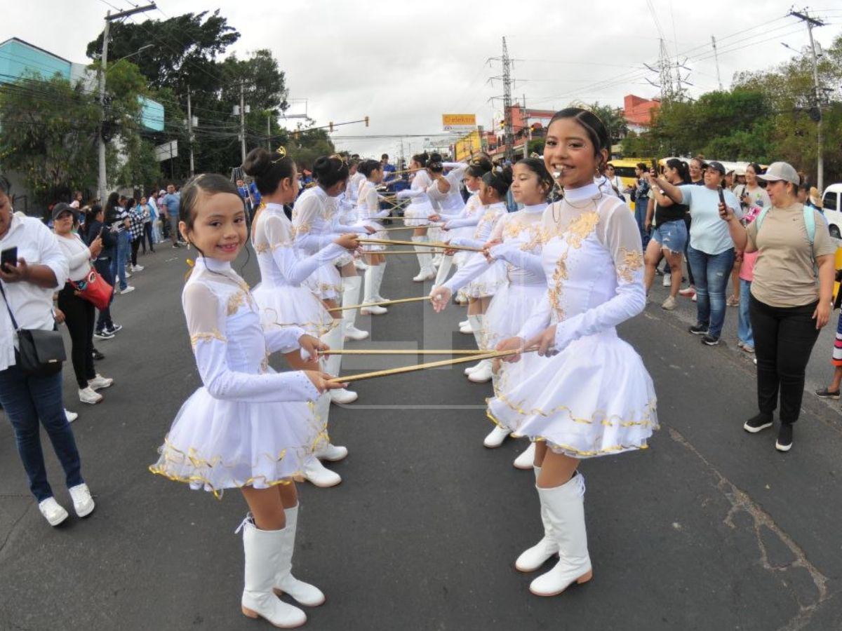 Bandas, palillonas y pomponeras: niños llenan de color las calles de Tegucigalpa