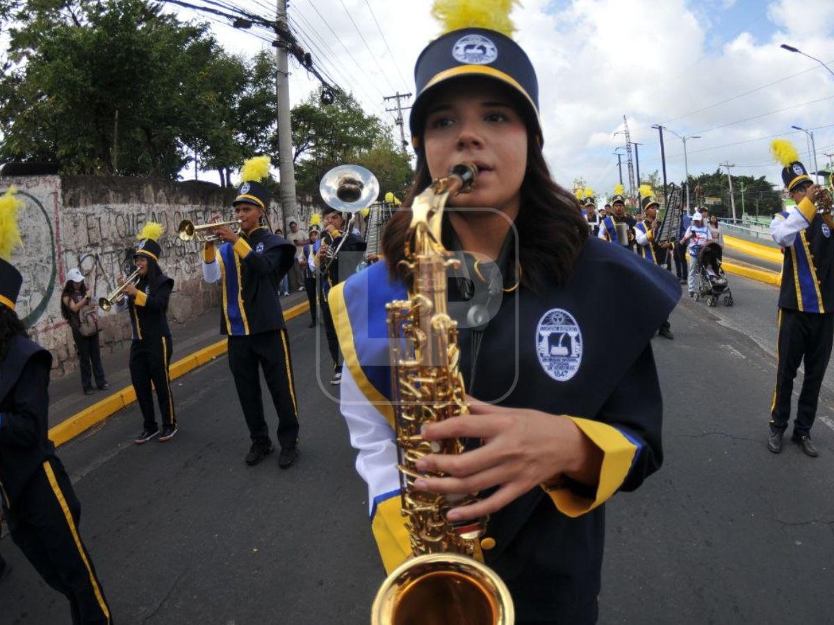 Bandas, palillonas y pomponeras: niños llenan de color las calles de Tegucigalpa