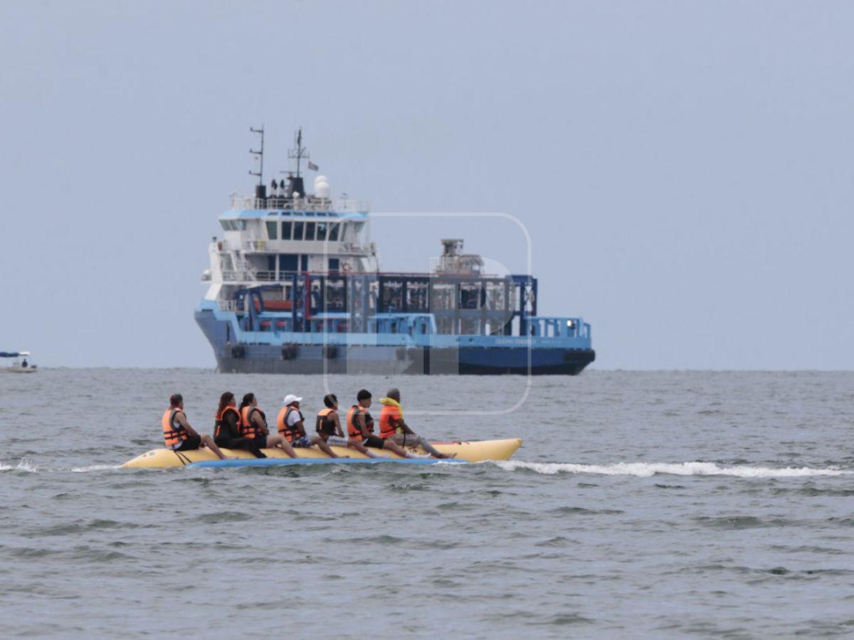 Así disfrutan los hondureños las bellas playas de Puerto Cortés durante el Feriado Morazánico