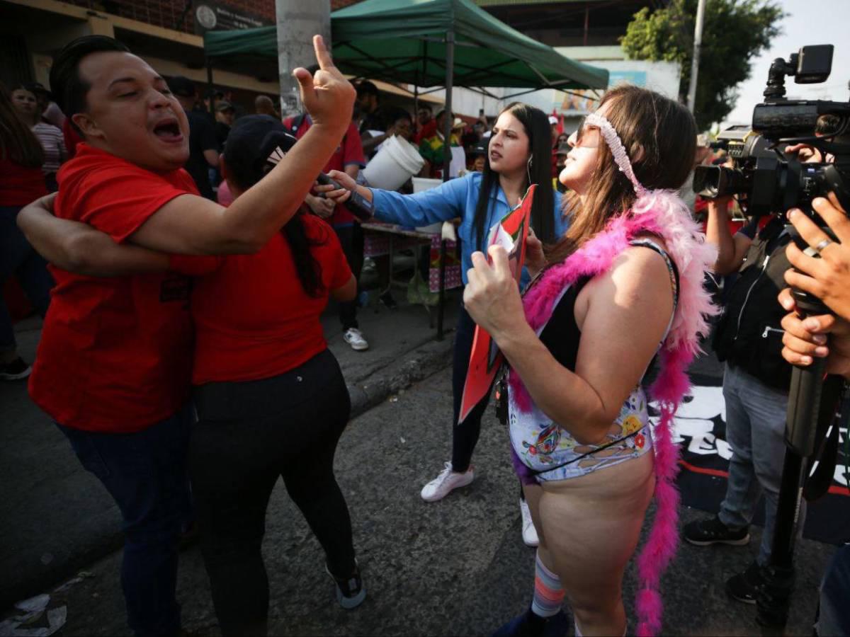 Hondureña marcha en traje de baño en el Día del Trabajador y exige justicia por las mujeres