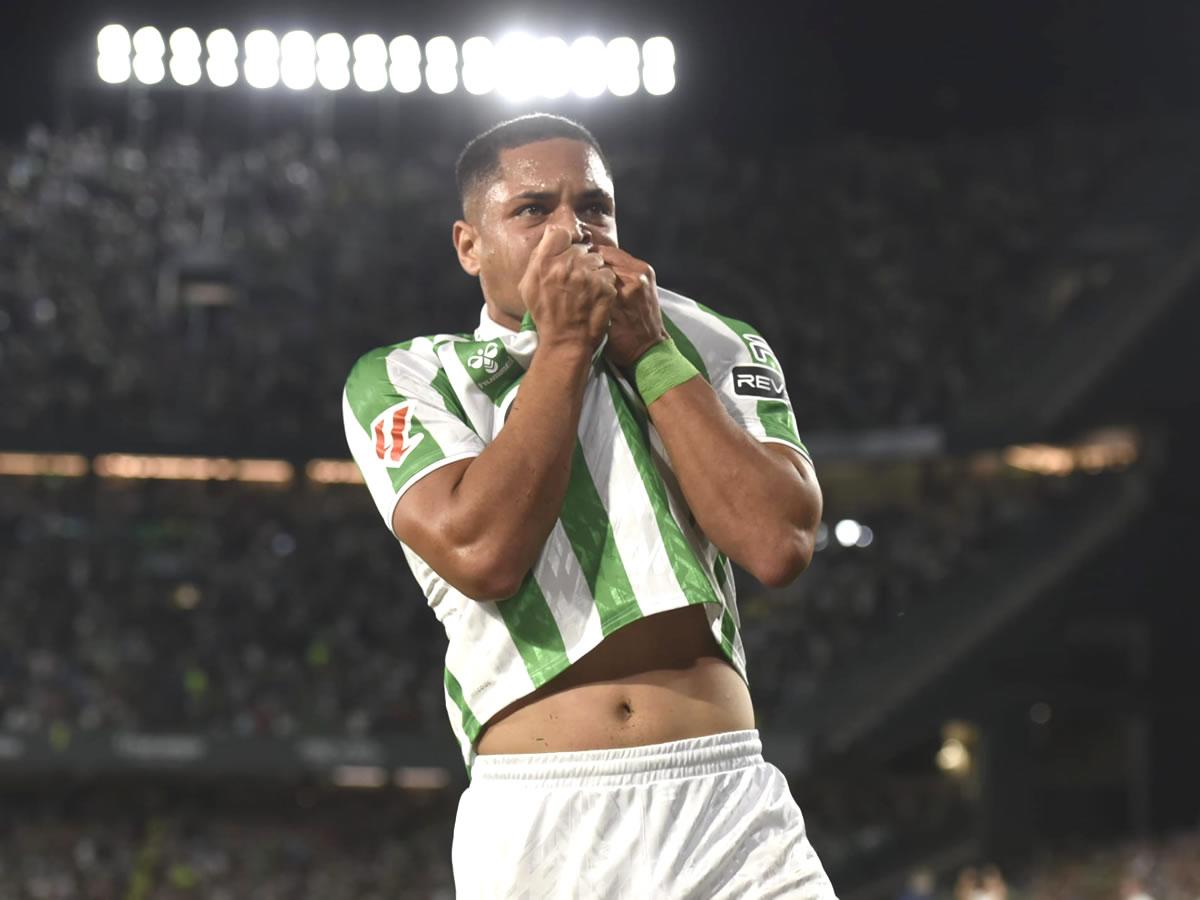 Vitor Roque se olvida del Barcelona y besa el escudo del Betis tras marcar su primer gol