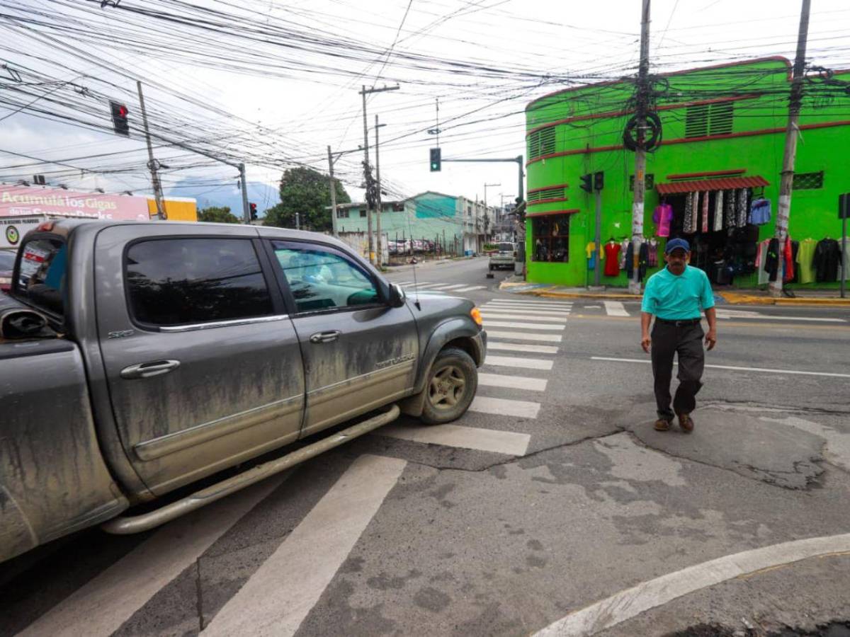 San Pedro Sula: pasos peatonales invadidos y derecho a cruzar vulnerado