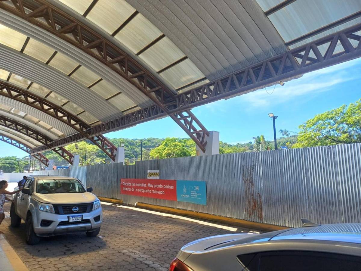 La parte exterior del aeropuerto Juan Manuel Gálvez de Roatán.