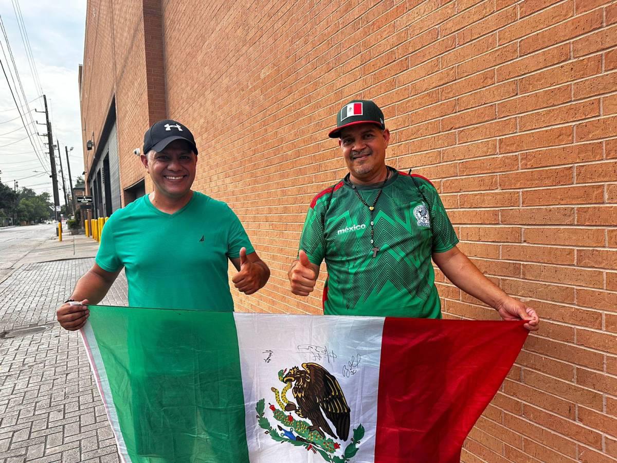 Aficionados de México posaron para el lente de Diario LA PRENSA.