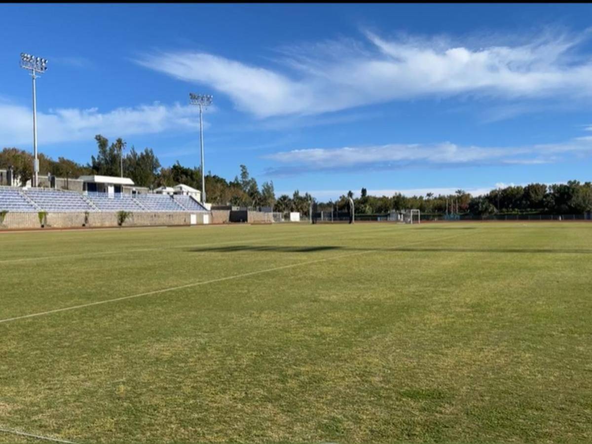 La fea cancha en la que Honduras jugará ante Bermudas por ir a Copa Oro