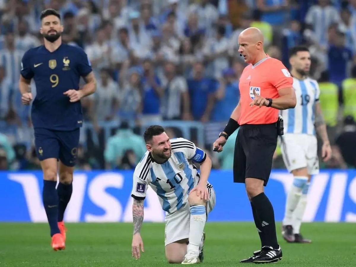 La UEFA se ríe del Barcelona: El 'premio' que pretende dar al árbitro Marciniak