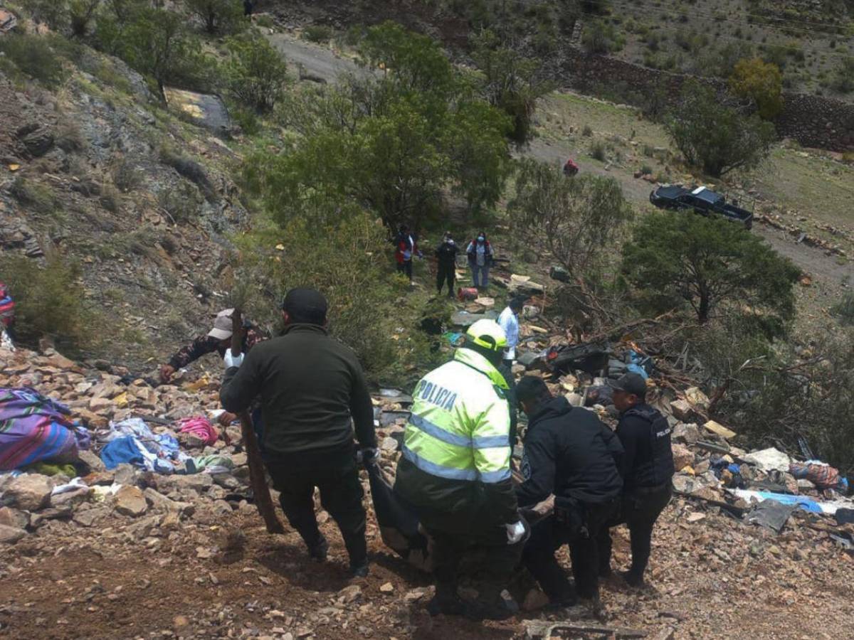Bus cae a un barranco y deja 31 muertos y 15 heridos
