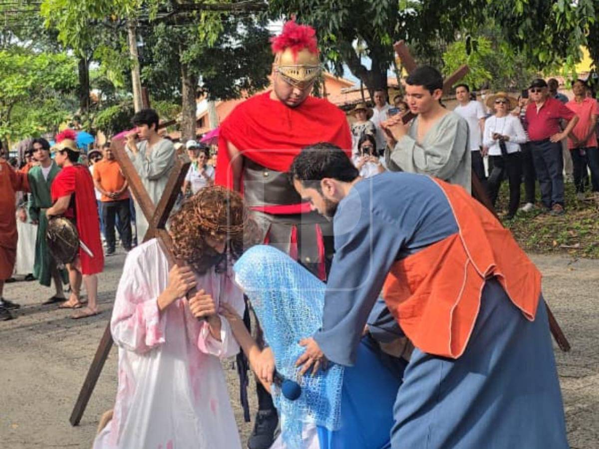 Fieles de parroquia Guadalupe participan en viacrucis