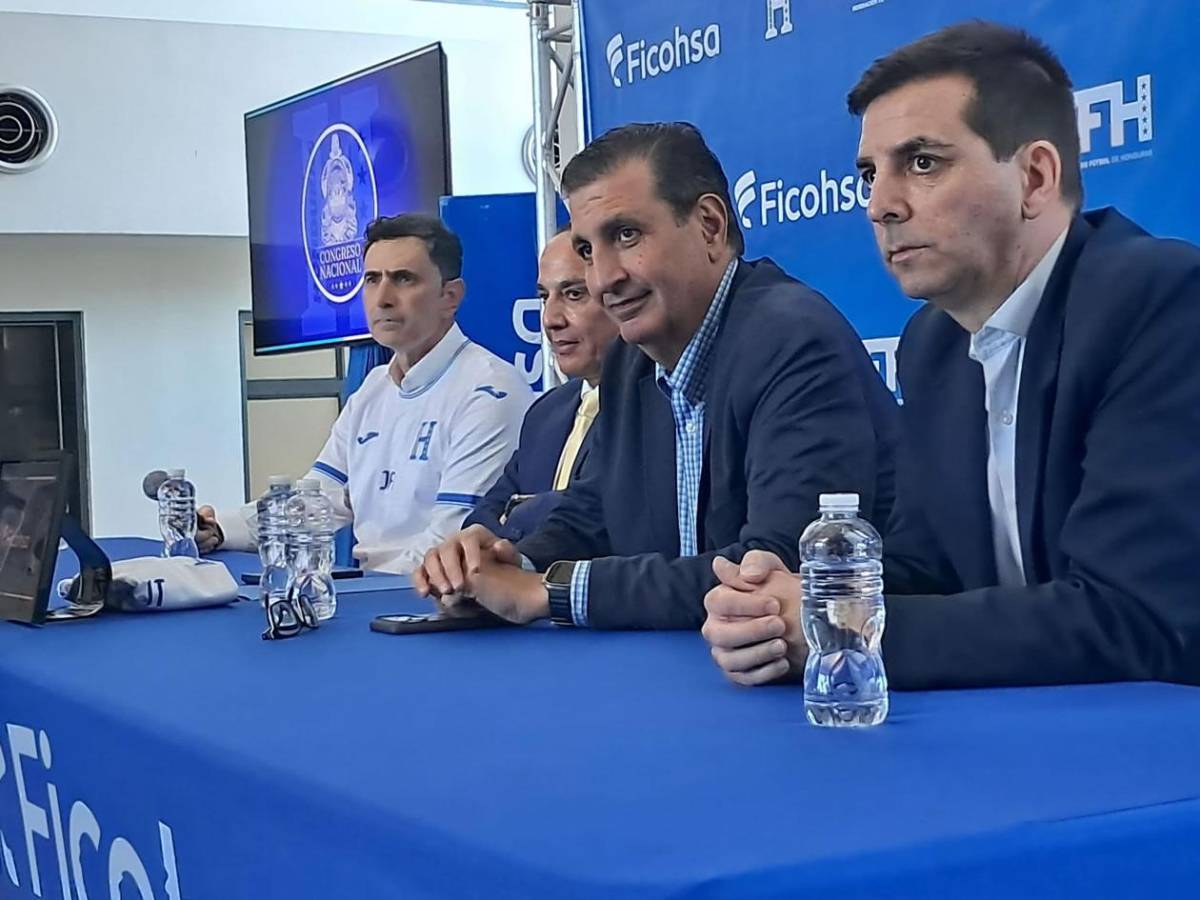 Francisco Molina y el incómodo momento en presentación con Honduras: ¿quién lo acompaña?