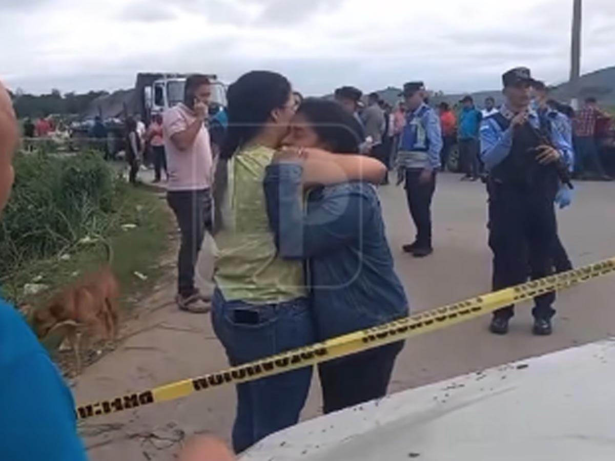 La conductora del vehículo que se accidentó es consolada por una pariente.