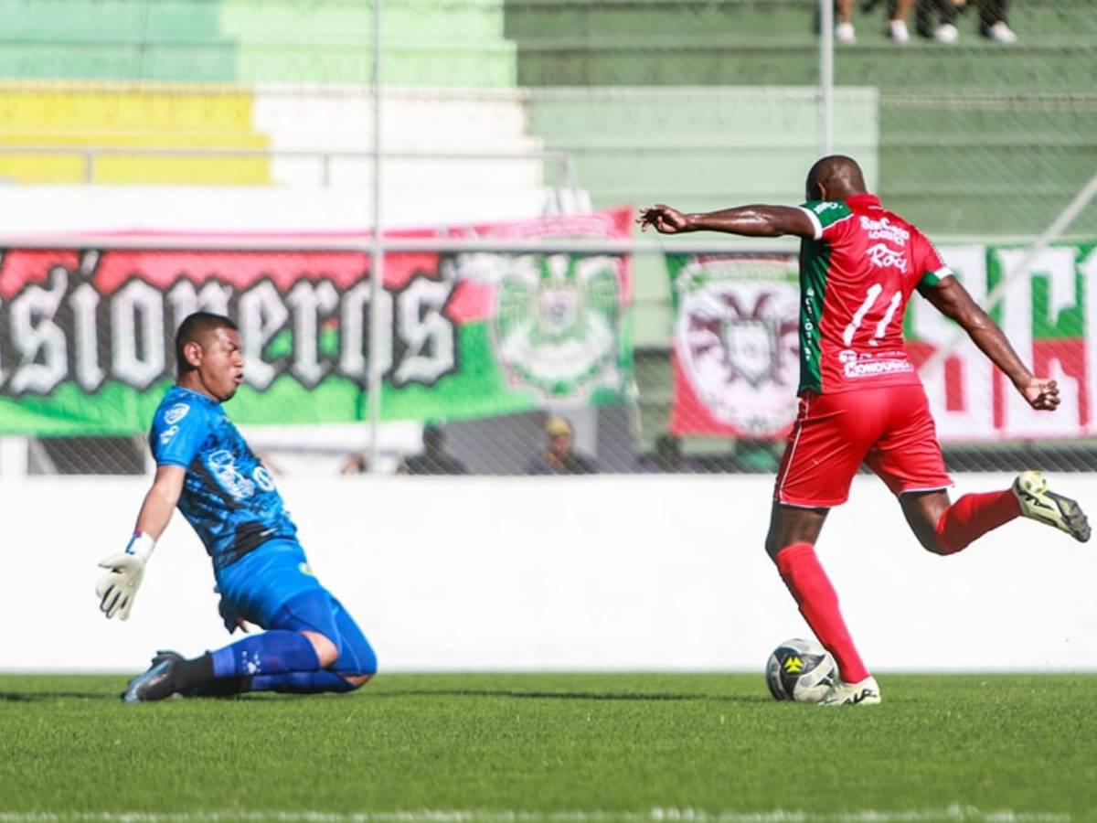 Juan Anangonó no pudo definir ante el achique del portero Denovan Torres.