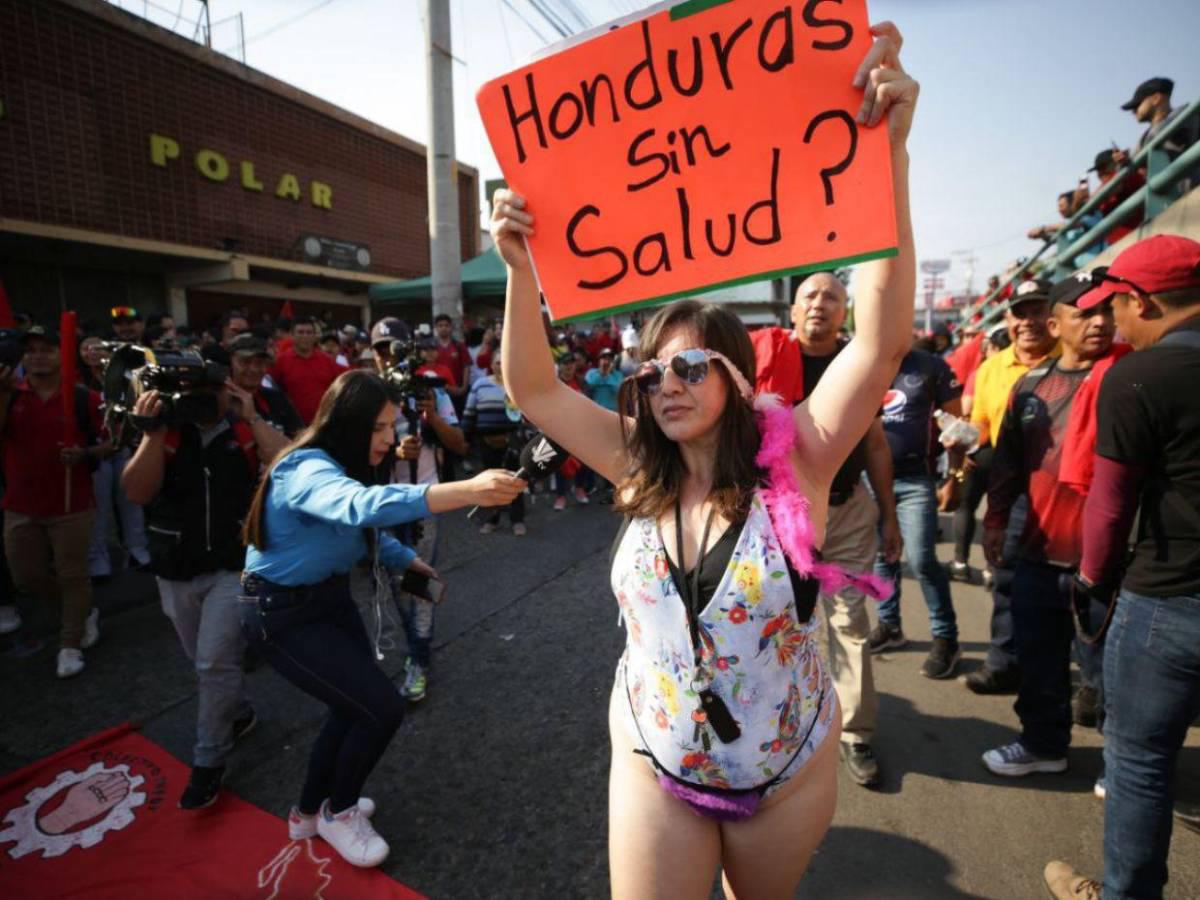 Hondureña que marchó en traje de baño denuncia al gobierno y simpatizante por agresiones