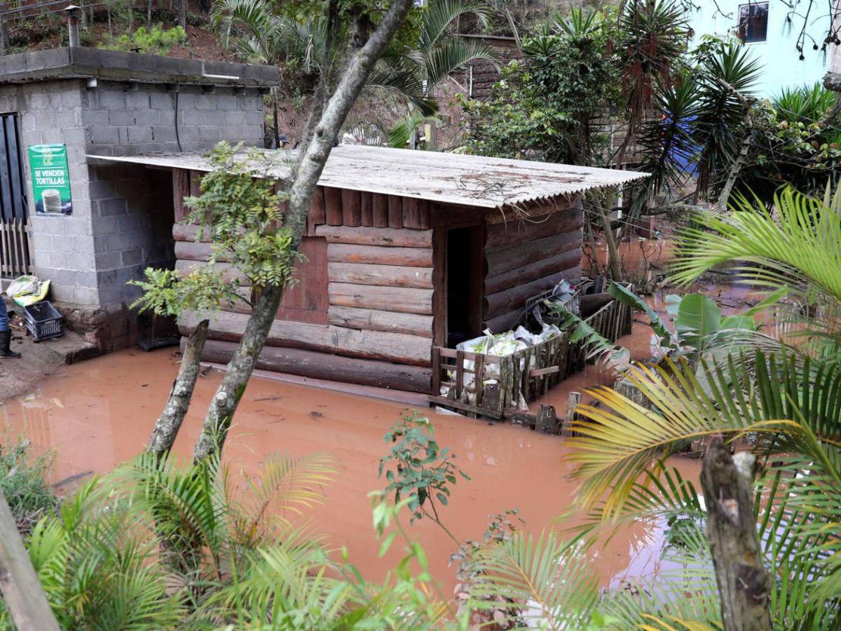 Dramáticas fotos: casas quedan bajo el agua tras intensas lluvias en Santa Lucía