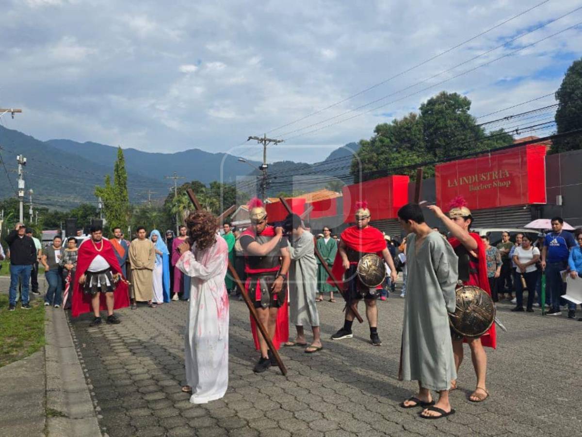 Fieles de parroquia Guadalupe participan en viacrucis